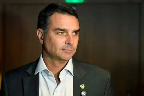 
				Dias após confronto com Michelle, Flávio Bolsonaro faz live defendendo 'pauta das mulheres'
			
			