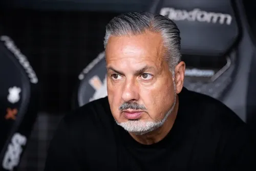 
				Diretor do Flamengo descarta pressa por reforços e prevê janela diferente
			
			