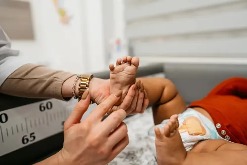 
				Doença rara e silenciosa em bebês pode ser evitada com teste do pezinho
			
			