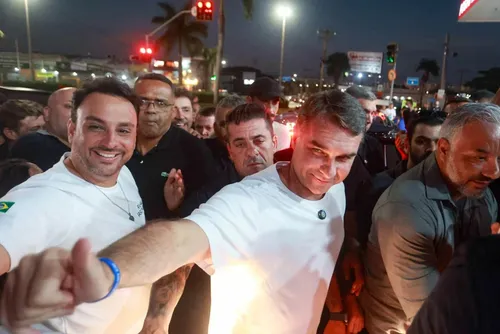 
				Em Goiás, Flávio Bolsonaro ameniza clima com Michelle: "Página virada"
			
			