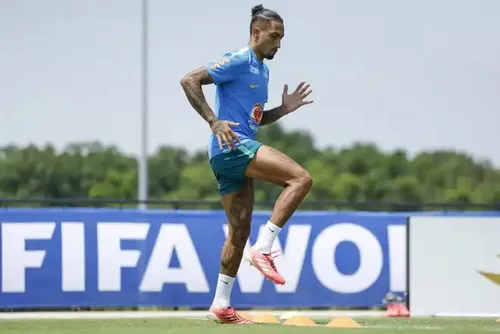 
				Em recuperação, Raphinha vai a campo em treino da Seleção Brasileira
			
			