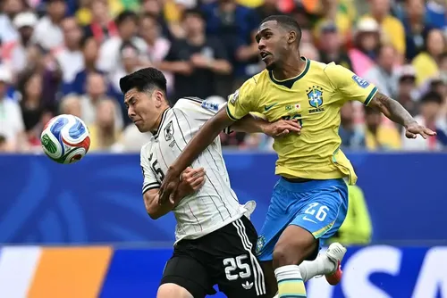 
				Foto de Rayan viraliza e comparação com Pelé ganha força entre os torcedores
			
			