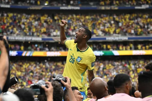 
				Foto de Rayan viraliza e comparação com Pelé ganha força entre os torcedores
			
			