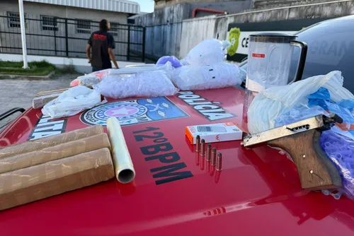 
				Homem é preso com 7 kg de maconha, cocaína e arma em Rio Largo
			
			