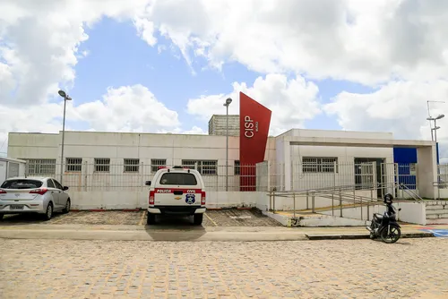 
				Homem invade casa e tenta matar ex-companheira a facadas em Murici
			
			