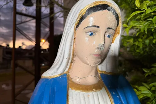 
				Imagem de Nossa Senhora é vandalizada em frente a igreja no Farol
			
			
