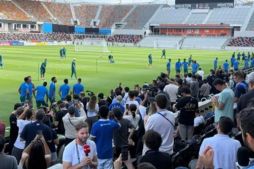
				Japoneses 'invadem' treino da Seleção em Houston
			
			