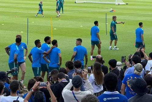 
				Japoneses 'invadem' treino da Seleção em Houston
			
			