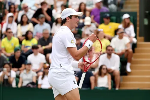 
				João Fonseca domina e vence Jesper de Jong por 3 sets a 0 em Wimbledon
			
			
