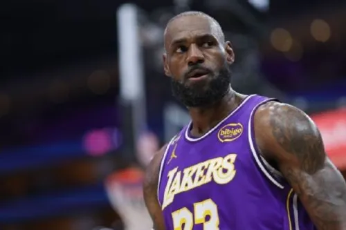 
				LeBron James avisa aos Lakers que jogará em outro time na próxima temporada da NBA
			
			