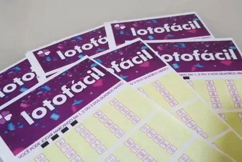 
				Lotofácil acumula em R$ 4 milhões; confira o resultado do concurso 3722
			
			