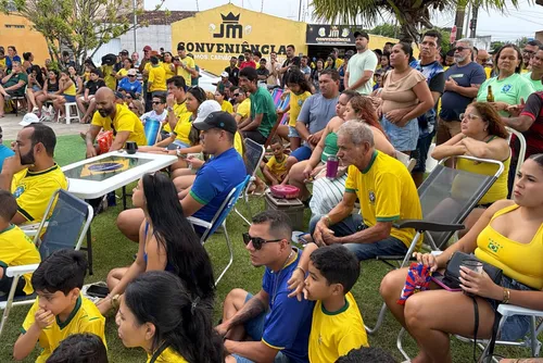 
				Maceioenses lotam praça e comemoram vitória do Brasil sobre o Japão
			
			