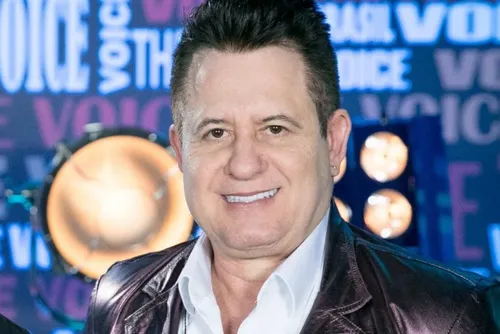 
				Marrone diz ser "meio gay" em show e gera reação de Bruno. Veja vídeo!
			
			