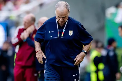 
				"Me deixaram sozinho", diz Bielsa após eliminação do Uruguai na Copa
			
			