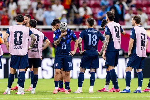 
				"Me deixaram sozinho", diz Bielsa após eliminação do Uruguai na Copa
			
			