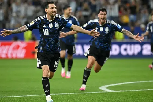 
				Messi marca, quebra recorde e Argentina vence Jordânia na Copa do Mundo
			
			