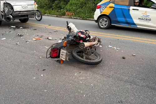 
				Motociclista invade contramão, bate em caminhão e fica ferido em Maceió
			
			