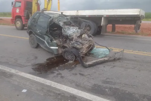 
				Motorista morre em colisão entre carro e caminhão na BR-424, em Marechal Deodoro
			
			