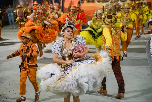 
				Na final do Forró & Folia, Dona Dadá aposta na tradição e encanta com espetáculo sobre os andarilhos do Nordeste
			
			