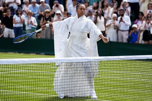 
				Naomi Osaka faz referência a Kill Bill em traje para Wimbledon
			
			