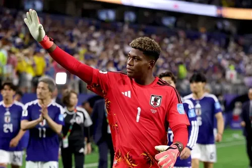 
				Nascido nos EUA e pai ganês: conheça Zion Suzuki, o titular do gol do Japão
			
			
