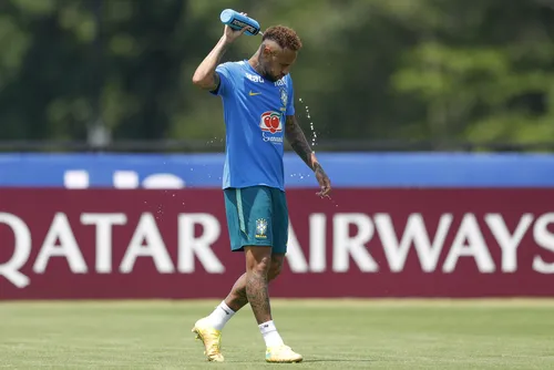 
				Neymar brinca sobre provocação, titulares aparecem de tênis e Brasil inicia preparação
			
			