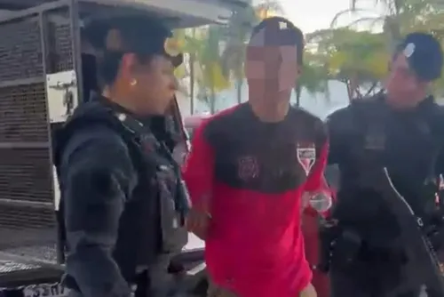 
				Pai é preso por fraturar o rosto da filha de 8 anos com cabo de rodo
			
			