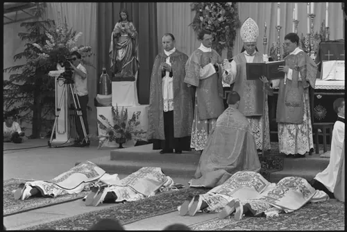 
				Papa excomunga bispos de grupo católico ultraconservador que reza missa em latim e com padre de costas
			
			