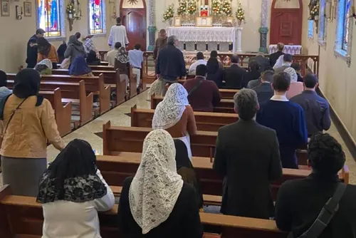
				Papa excomunga bispos de grupo católico ultraconservador que reza missa em latim e com padre de costas
			
			