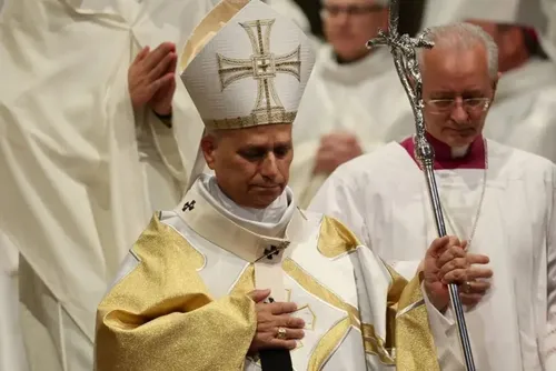
				Papa excomunga bispos de grupo católico ultraconservador que reza missa em latim e com padre de costas
			
			