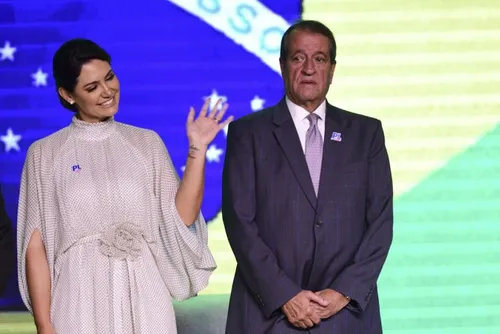 
				PL confirma saída de Michelle da presidência do PL Mulher: "Respeitar"
			
			