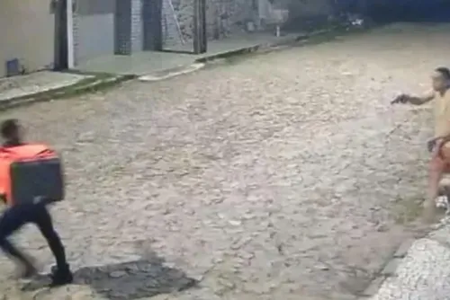 
				Policial militar atira em entregador após confundi-lo com assaltante
			
			