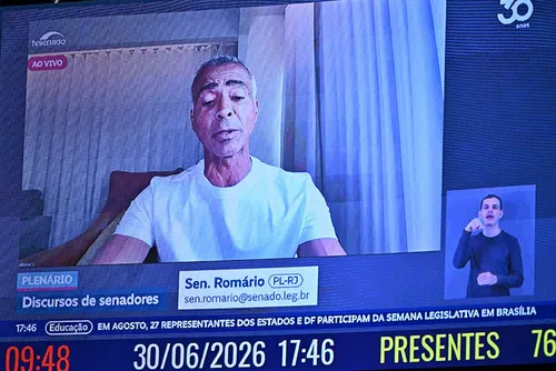 
				Pressionado por críticas, Romário abre mão do salário durante a Copa
			
			