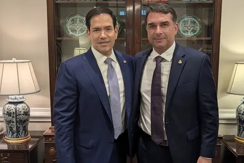 
				PT acionará Flávio e PL na Justiça após carta de Rubio sobre transição
			
			