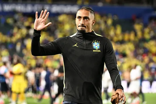 
				Raphinha não viaja com o Brasil para partida contra o Japão
			
			
