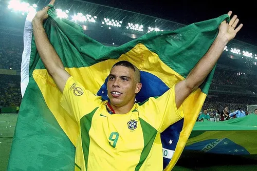 
				Ronaldo diz que Neymar é decisivo e torce para que ele cale críticos
			
			
