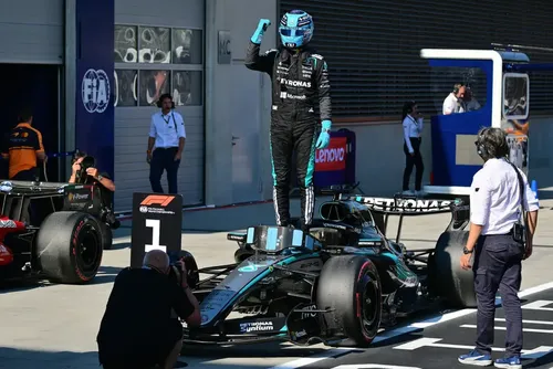 
				Russell supera acidente de Verstappen e toma pole do GP da Áustria pela F1 2026
			
			