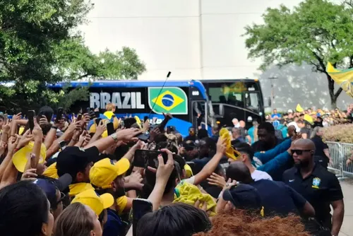 
				Seleção Brasileira chega a Houston abraçada por multidão de fãs
			
			