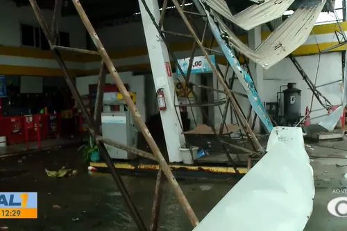 
				Temporal derruba estrutura de posto de combustíveis em frente ao Rei Pelé, em Maceió
			
			