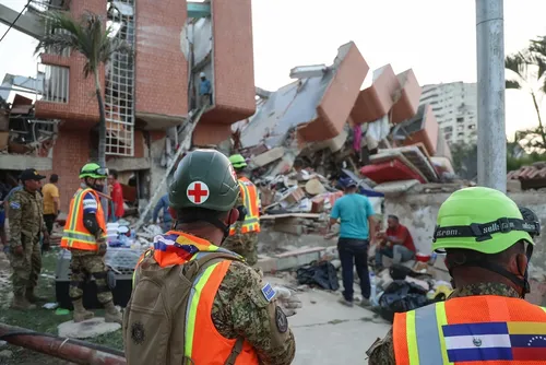 
				Terremoto: Venezuela entra no 3º dia de buscas com apoio internacional
			
			
