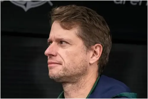 
				Vasco encaminha a contratação do técnico Fernando Seabra, do Coritiba
			
			