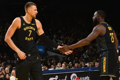 
				Warriors renova com ídolo da NBA por mais dois anos
			
			