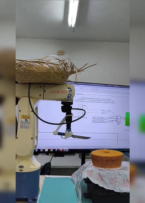
				Estudantes da Ufal viralizam nas redes ao criar robô que corta bolo de milho
			
			