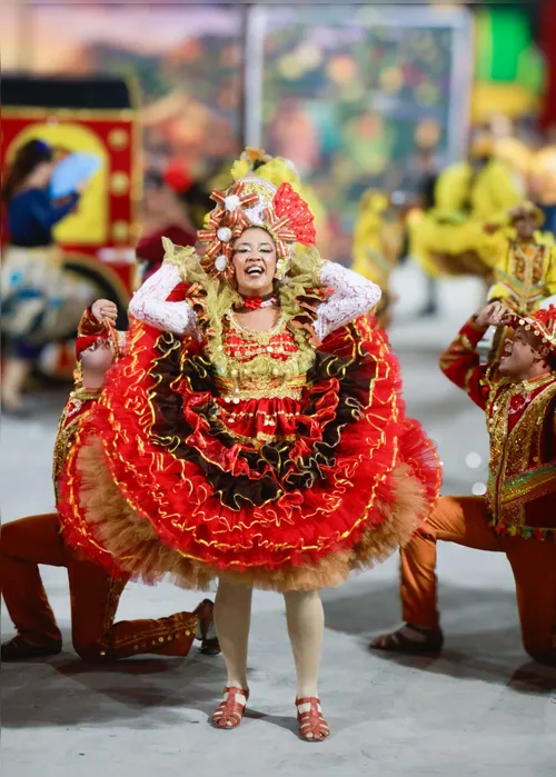
				Na final do Forró & Folia, Dona Dadá aposta na tradição e encanta com espetáculo sobre os andarilhos do Nordeste
			
			