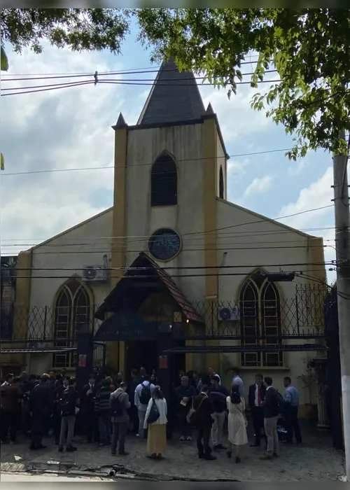 
				Papa excomunga bispos de grupo católico ultraconservador que reza missa em latim e com padre de costas
			
			