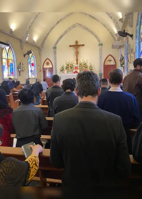 
				Papa excomunga bispos de grupo católico ultraconservador que reza missa em latim e com padre de costas
			
			