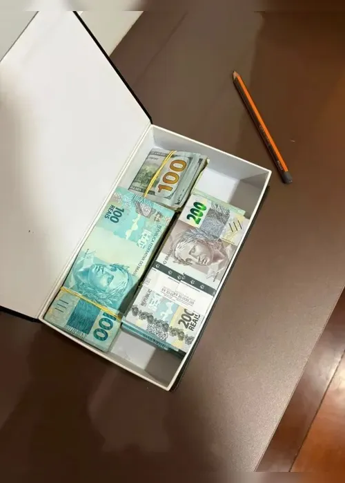 
				PF encontra dinheiro em livro falso em ação contra nomes ligados a Sóstenes
			
			