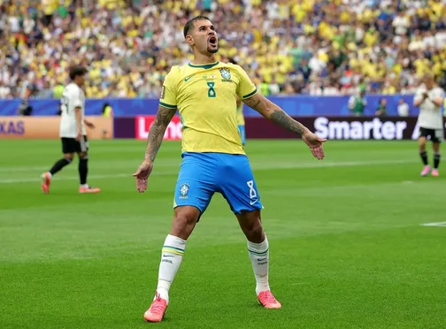 Bruno Guimarães se isola como líder de assistências na Copa do Mundo