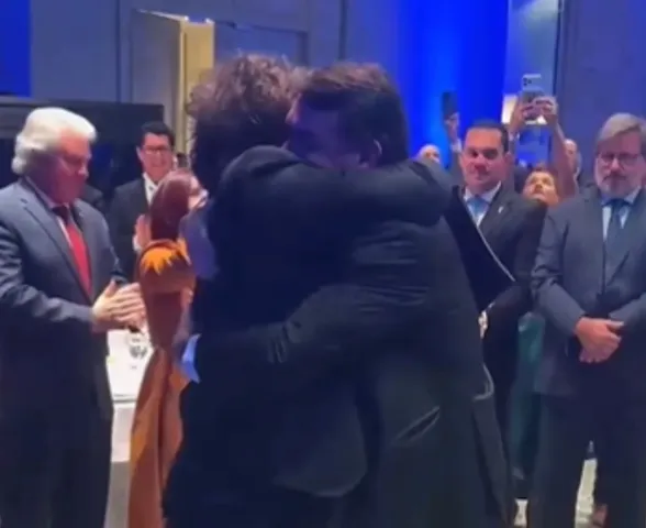 Flávio publica encontro com Milei e diz que "onda azul" está chegando