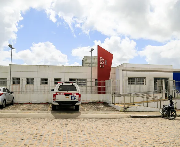 Homem invade casa e tenta matar ex-companheira a facadas em Murici